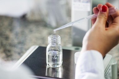 Serious chemist analyzing 幸运飞行艇官方开奖记录历史168查询结果 chemical in test tube